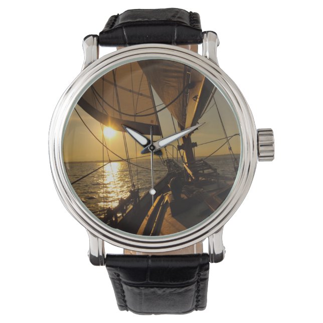 夕日に向かう帆船デッキ 腕時計 (正面)