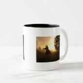 夕日に投げ縄を持つカウボーイ ツートーンマグカップ (正面右)