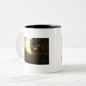夕日に投げ縄を持つカウボーイ ツートーンマグカップ (正面左)