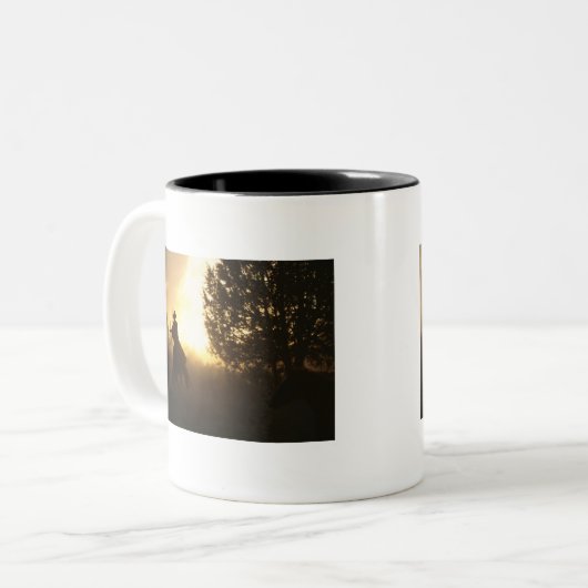 夕日に投げ縄を持つカウボーイ ツートーンマグカップ (正面左)