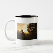 夕日に投げ縄を持つカウボーイ ツートーンマグカップ (左)