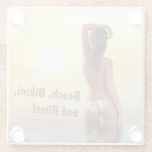 夕日に海でポーズをとるビキニの女の子 ガラスコースター (裏面)