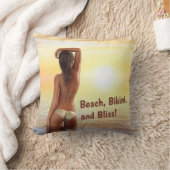 夕日に海でポーズをとるビキニの女の子 クッション (ブランケット)