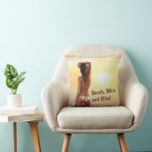 夕日に海でポーズをとるビキニの女の子 クッション (椅子)