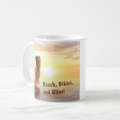 夕日に海でポーズをとるビキニの女の子 コーヒーマグカップ (正面左)