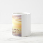 夕日に海でポーズをとるビキニの女の子 コーヒーマグカップ (中央)