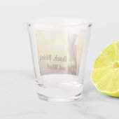 夕日に海でポーズをとるビキニの女の子 ショットグラス (裏面)