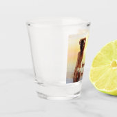 夕日に海でポーズをとるビキニの女の子 ショットグラス (左)