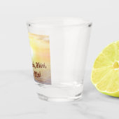 夕日に海でポーズをとるビキニの女の子 ショットグラス (右)