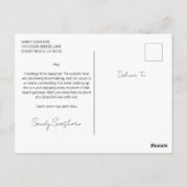 夕日に海でポーズをとるビキニの女の子 ポストカード (裏面)