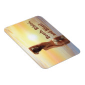 夕日に海でポーズをとるビキニの女の子 マグネット (右側)