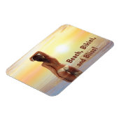 夕日に海でポーズをとるビキニの女の子 マグネット (左側)