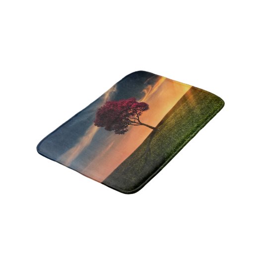 夕日に赤い木が咲く絶景 バスマット (アングル)