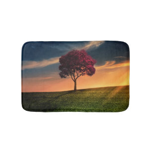 夕日に赤い木が咲く絶景 バスマット