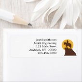 夕日に馬に乗るカウボーイのシルエット ラベル (インサイチュ)