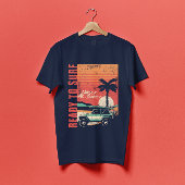 夕日の下でサーフィンする準備ができている Tシャツ