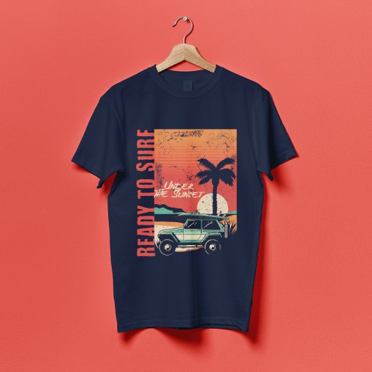 夕日の下でサーフィンする準備ができている Tシャツ
