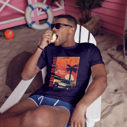 夕日の下でサーフィンする準備ができている Tシャツ