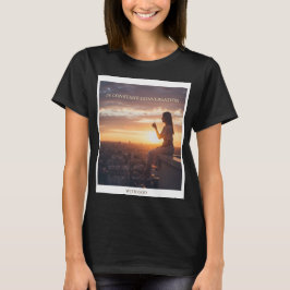 夕日の中で神と語る女性 Tシャツ