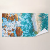 夕日の岩場ビーチに波。航空ビュービーチ バスタオル (バスタオル)