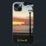 夕日の熱帯カリブの海のパーソナライズ iPhone 13ケース<br><div class="desc">日没カリブの熱帯海パーソナライズiPhoneケース楽しむ島から毎日の夕べの美しい日没カリブの写真の著作権Denise Bennerson、写真家</div>