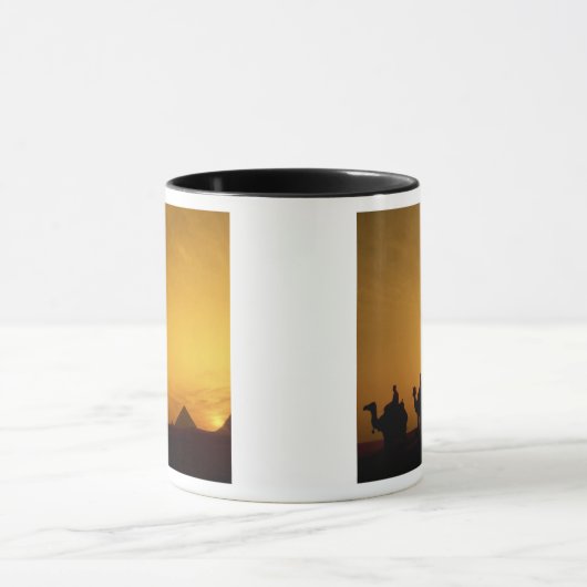 夕日の素晴らしエジプト、ギザのピラミッド マグカップ (中央)