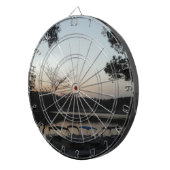 夕日、湖の矢印の上に昇る月 ダーツボード (正面右)