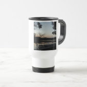 夕日、湖の矢印の上に昇る月 トラベルマグ (正面右)