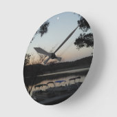 夕日、湖の矢印の上に昇る月 ラウンド壁時計 (傾斜)