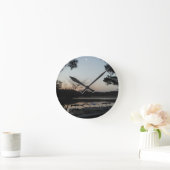 夕日、湖の矢印の上に昇る月 ラウンド壁時計 (ホーム)