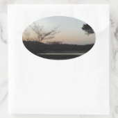 夕日、湖の矢印の上に昇る月 楕円形シール (バッグ)