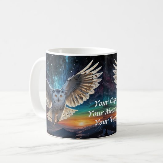 夕暮れのセンティネル:夕焼け時にフクロウが飛ぶ コーヒーマグカップ (正面左)