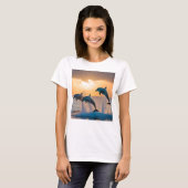 夕暮れのダンス: 飛躍する3頭のイルカ Tシャツ (正面フル)