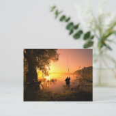 夕暮れの湖の漁師のシルエット ポストカード (スタンド正面)