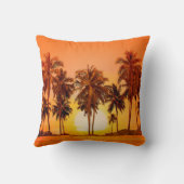 夕暮れの背景にヤシの木。スリランカ。 クッション (裏面)