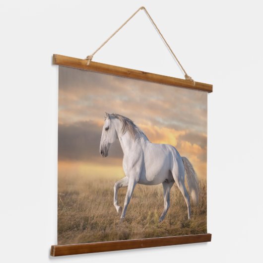夕暮れの草地に美しいイベリアの馬 吊り下げ型タペストリー (傾斜あり)