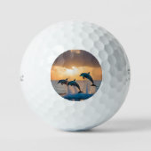 夕暮れの踊り：三頭のイルカが舞い上がる ゴルフボール (正面)