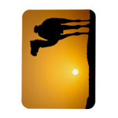 夕暮れの野生のラクダのシルエット マグネット (縦)