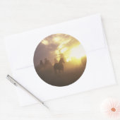 夕暮れの馬の群れ ラウンドシール (封筒)