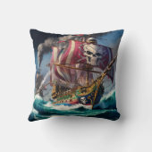 夕暮れ威厳のあるで荒海と戦う海賊船 クッション (裏面)