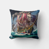 夕暮れ威厳のあるで荒海と戦う海賊船 クッション (正面)