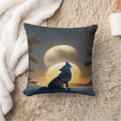 夕暮れ威厳のあるのツイン・モーンの下で狼がハウリング クッション (ブランケット)