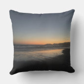 夕暮れ時から夕暮れ時までビーチ写真 アウトドアクッション (裏面)