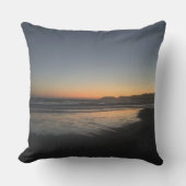 夕暮れ時から夕暮れ時までビーチ写真 アウトドアクッション (正面)