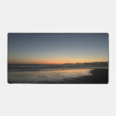 夕暮れ時から夕暮れ時までビーチ写真 デスクマット (正面)