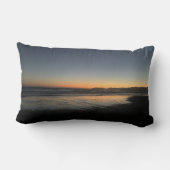 夕暮れ時から夕暮れ時までビーチ写真 ランバークッション (裏面)