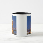 夕暮れ時にアメリカ·オハイオ州シンシナティのスカイライン マグカップ (中央)