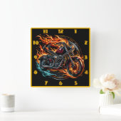 夕暮れ時にオープンロードを走り抜ける炎のオートバイ スクエア壁時計 (ホーム)
