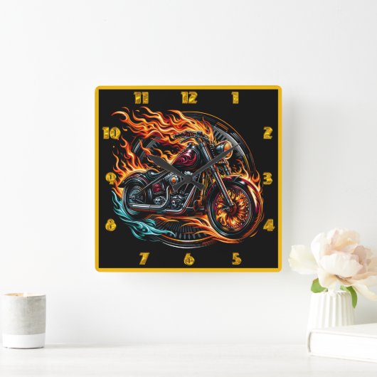 夕暮れ時にオープンロードを走り抜ける炎のオートバイ スクエア壁時計 (ホーム)