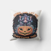 夕暮れ時にカボチャの上を考えている謎の魔女 クッション (裏面)